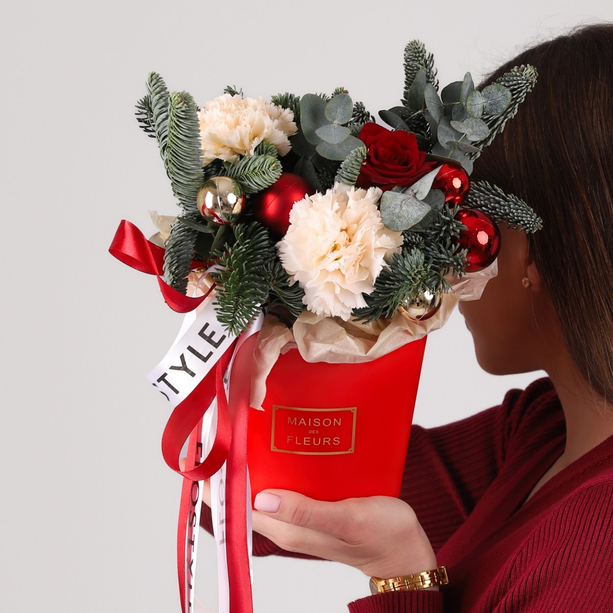 Новогодняя композиция из нобилиса с цветами